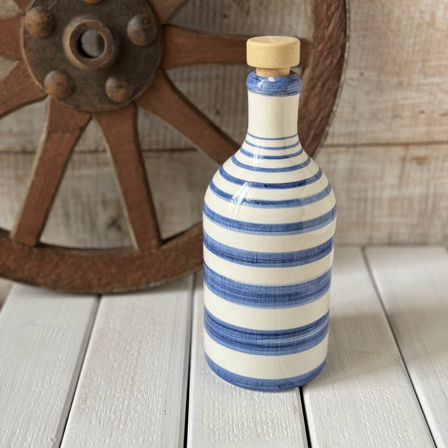 Bottiglia in ceramica realizzata e dipinta a mano