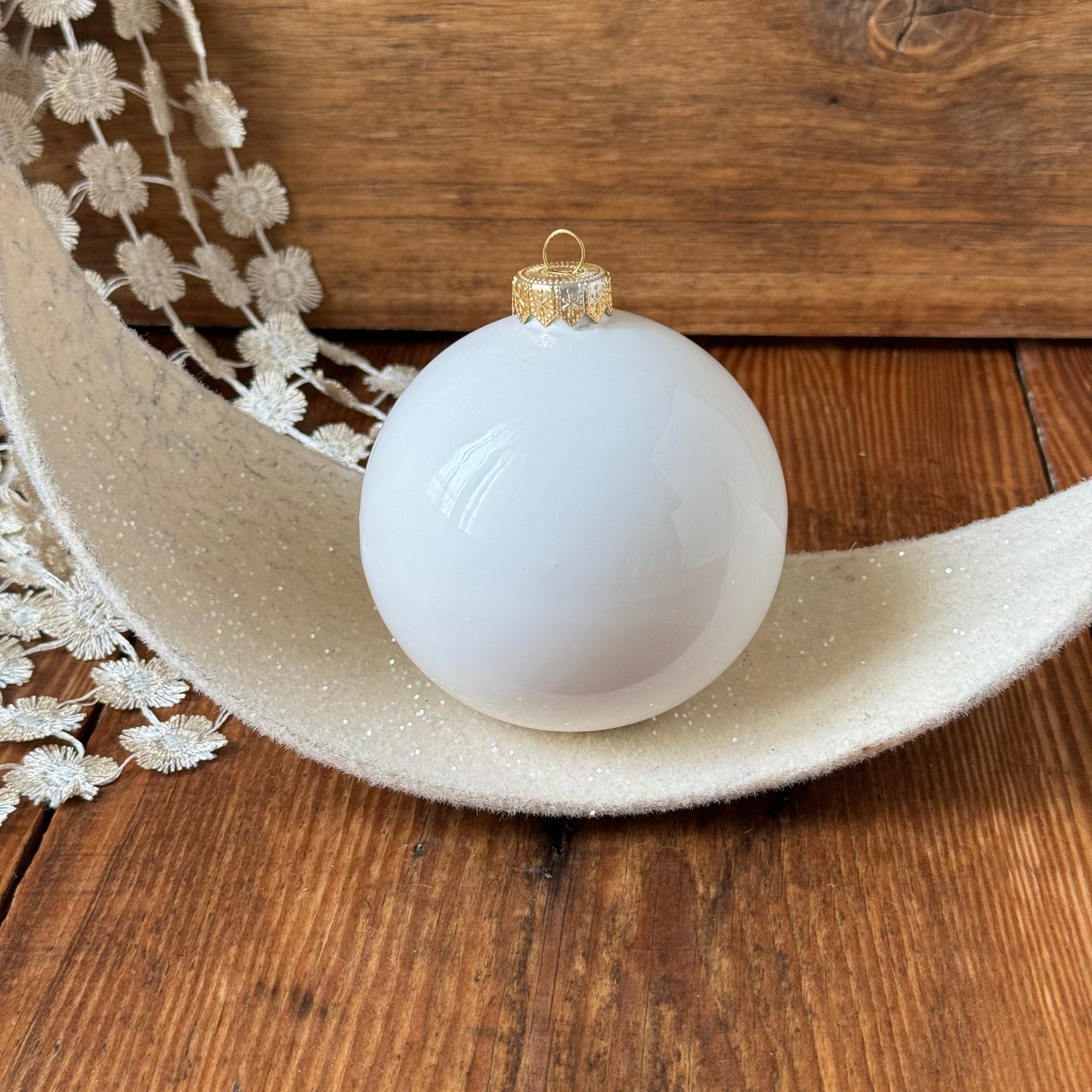 Pallina di Natale in ceramica realizzata a mano Made in Italy di colore bianco 