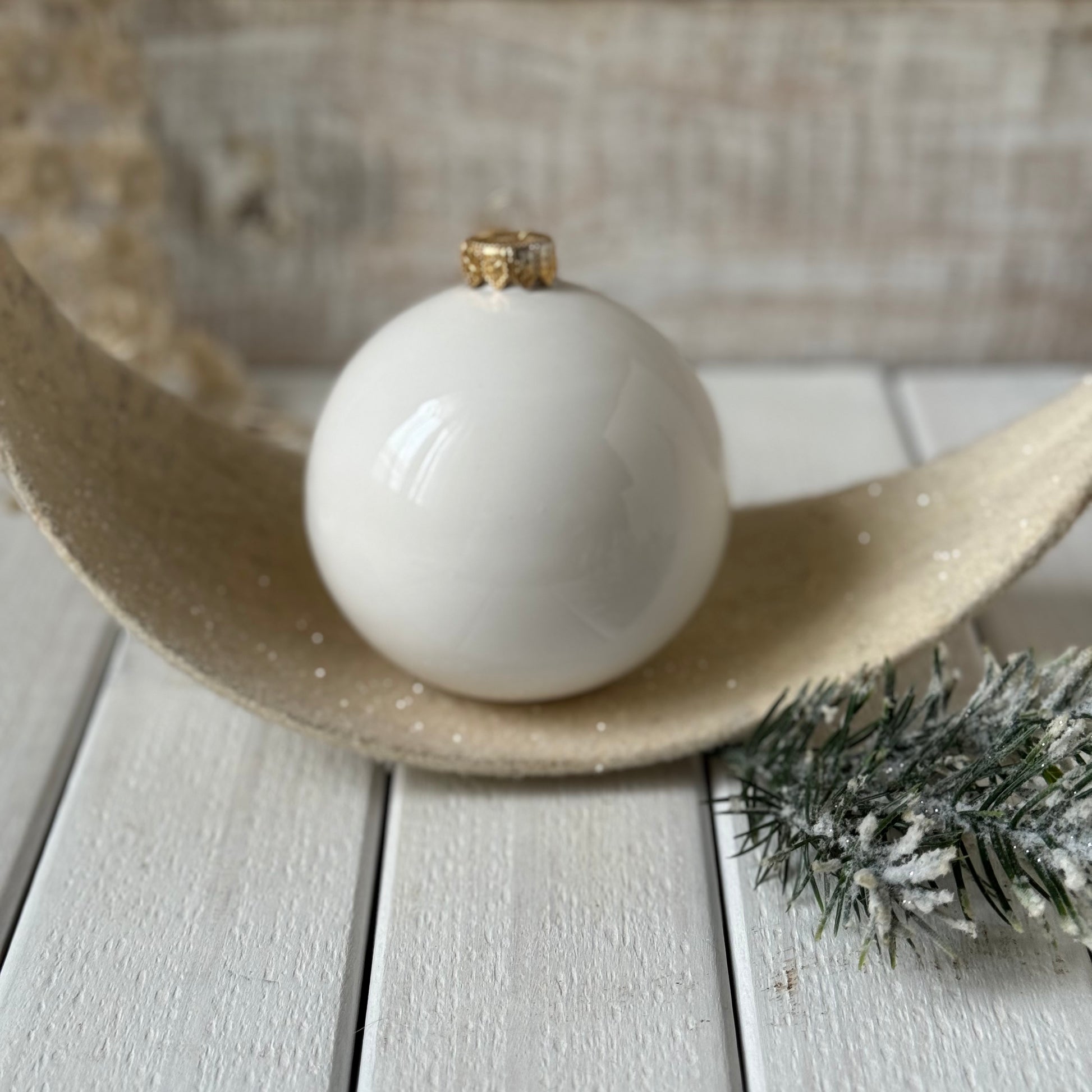 Pallina di Natale in ceramica realizzata a mano Made in Italy di colore bianca 