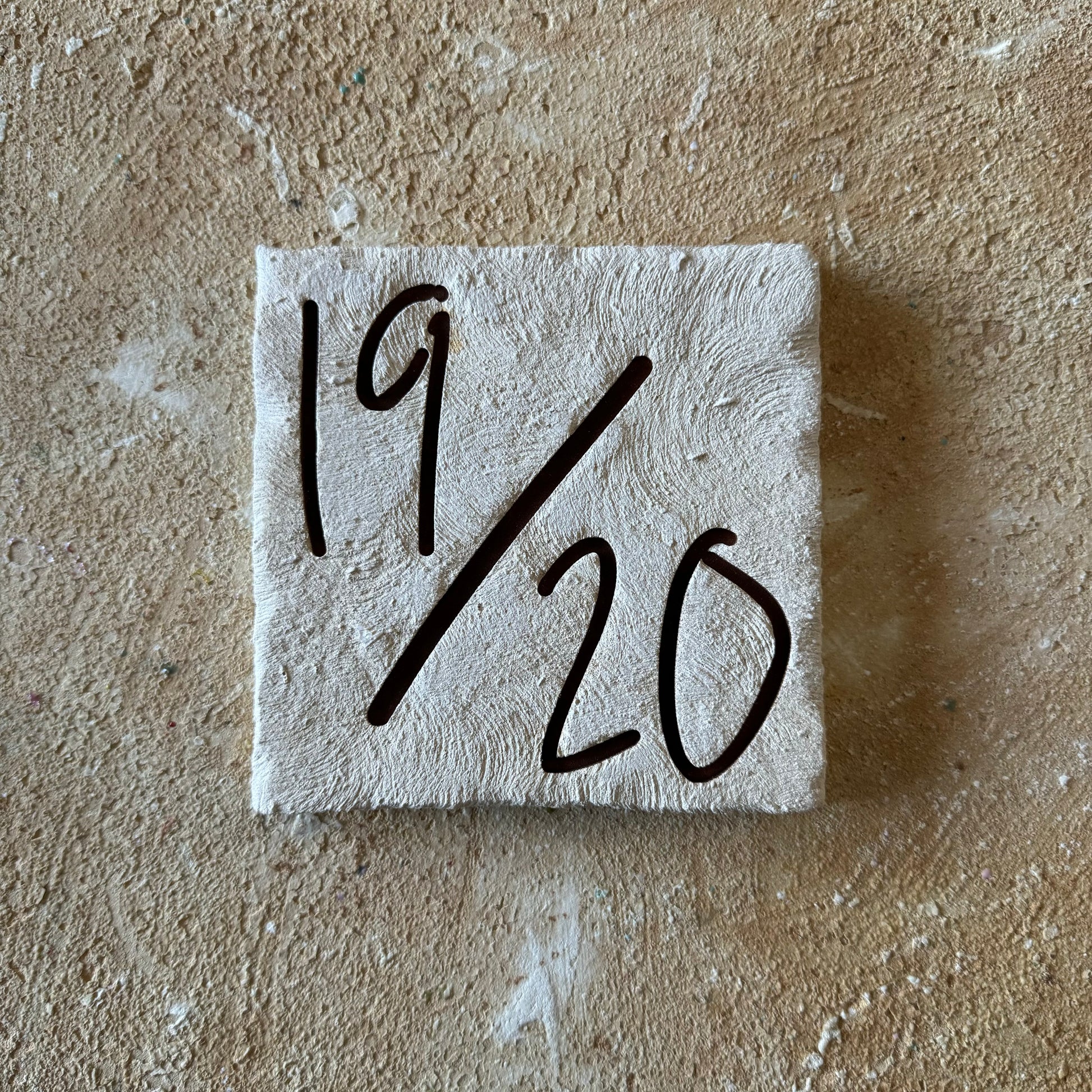 Numero civico in pietra leccese lavorato a mano - CRC Artigian Design